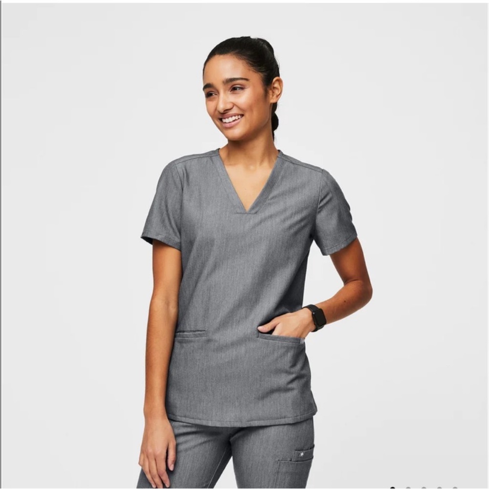 FIGS Technical Collection Casma Three-Pocket Scrub Top Graphite Women's M